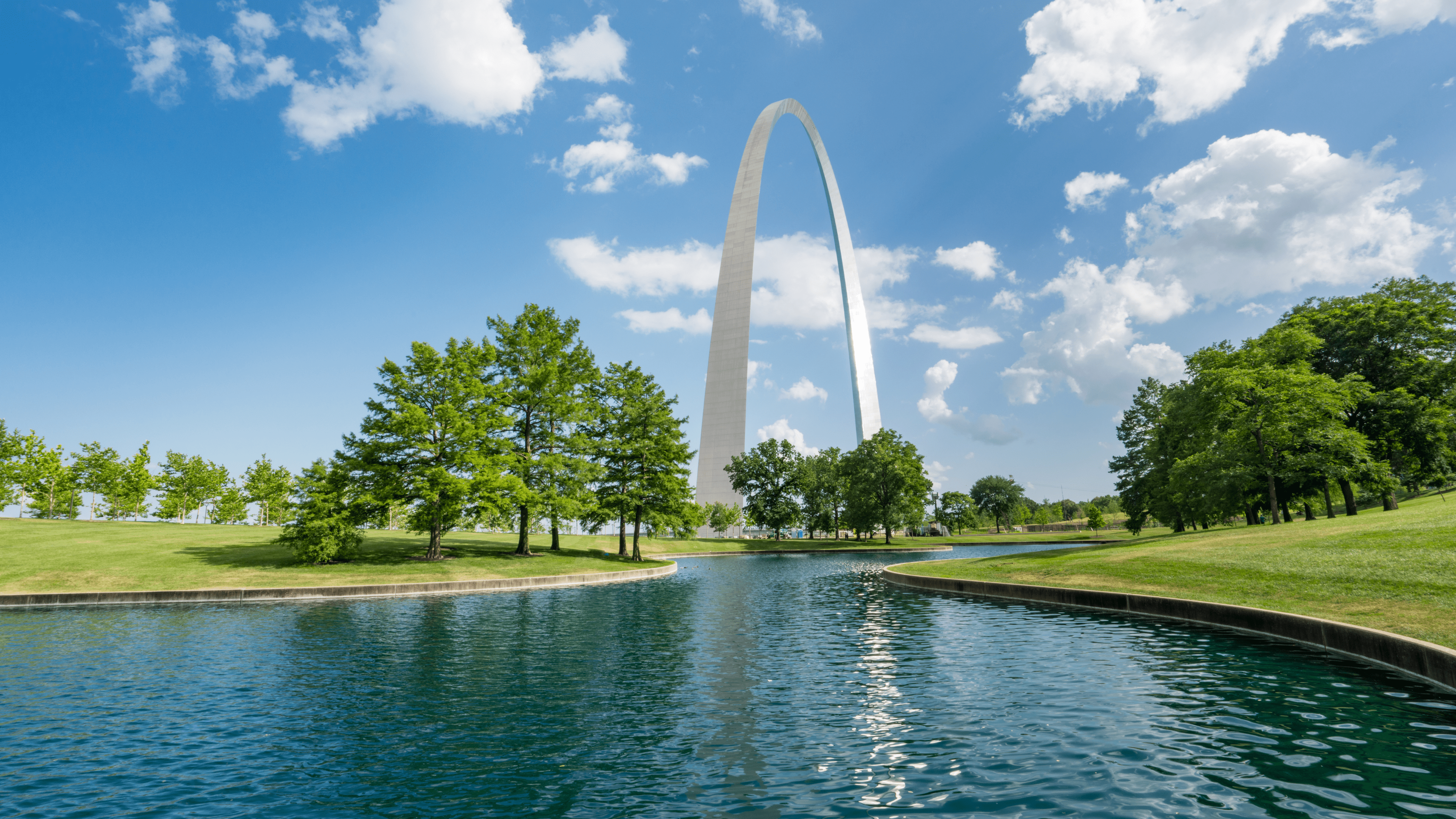 The St Louis Arch with the lake in front and the reflection in the water.