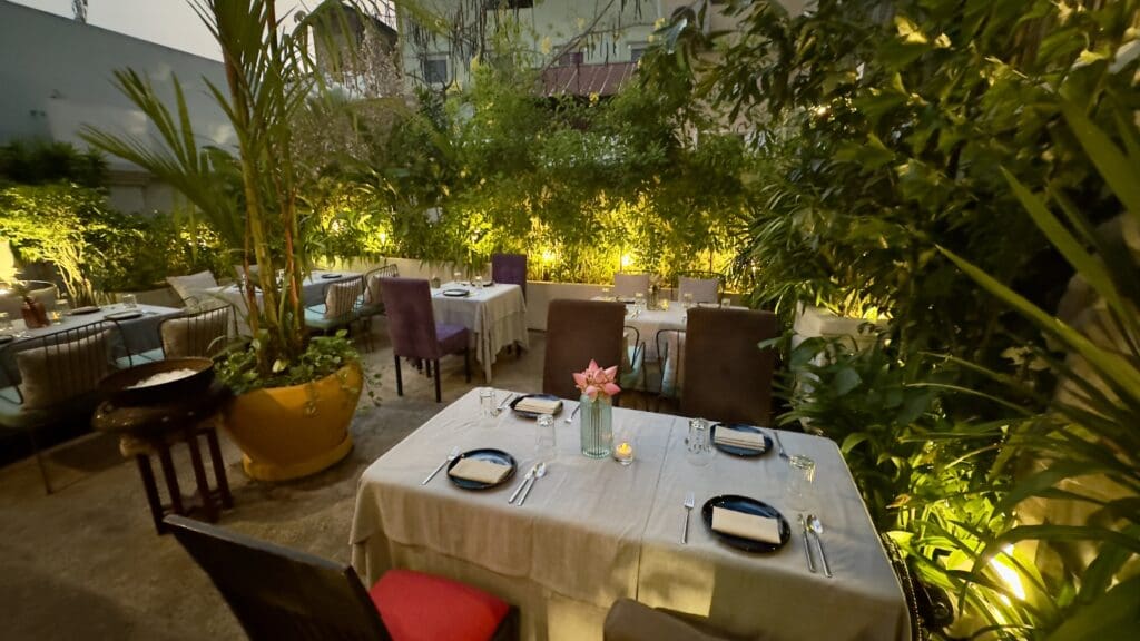 restaurant dining area surrounded by plants and vegetation