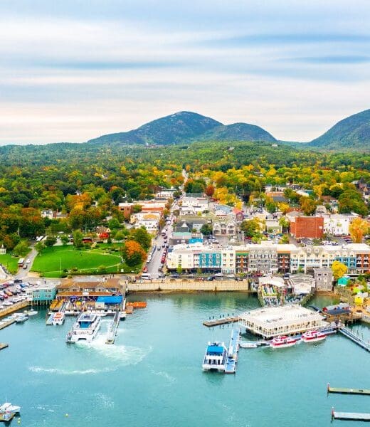 harbor area of bar harbor maine with hotels, restaurants and boats