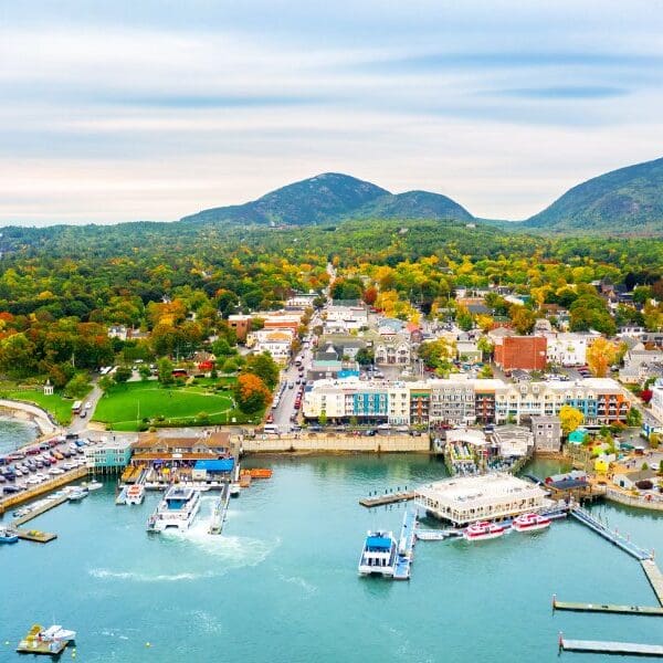 harbor area of bar harbor maine with hotels, restaurants and boats