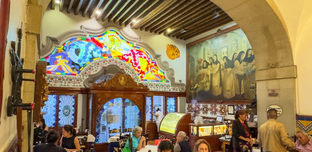 The interior of Café de Tacuba.