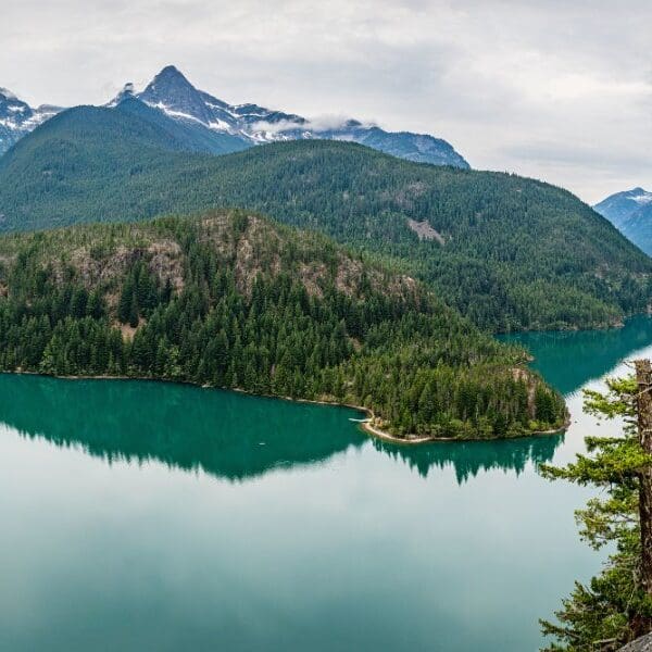 lake and mountains in north cascades national park