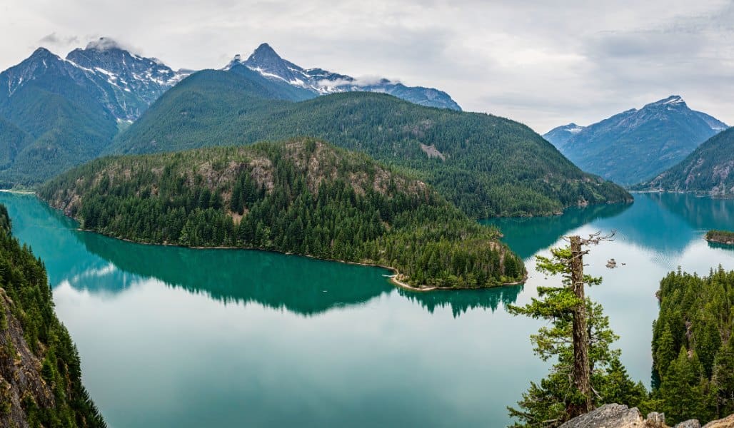 lake and mountains in north cascades national park