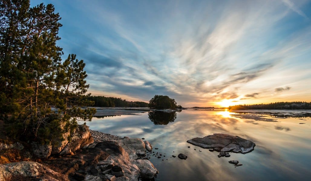 rocky shoreline of voyageurs national park